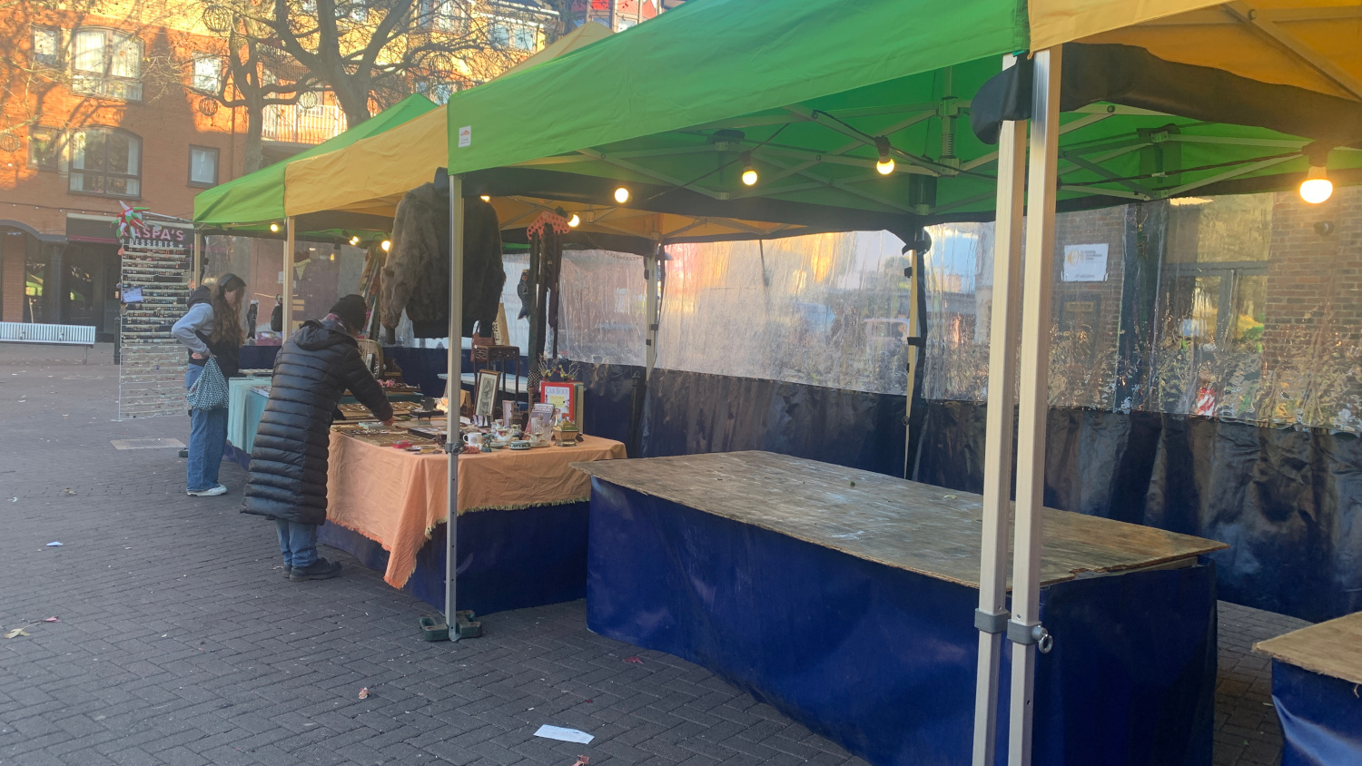 <p>On Wednesdays, Thursdays and Fridays there are often empty stalls</p>