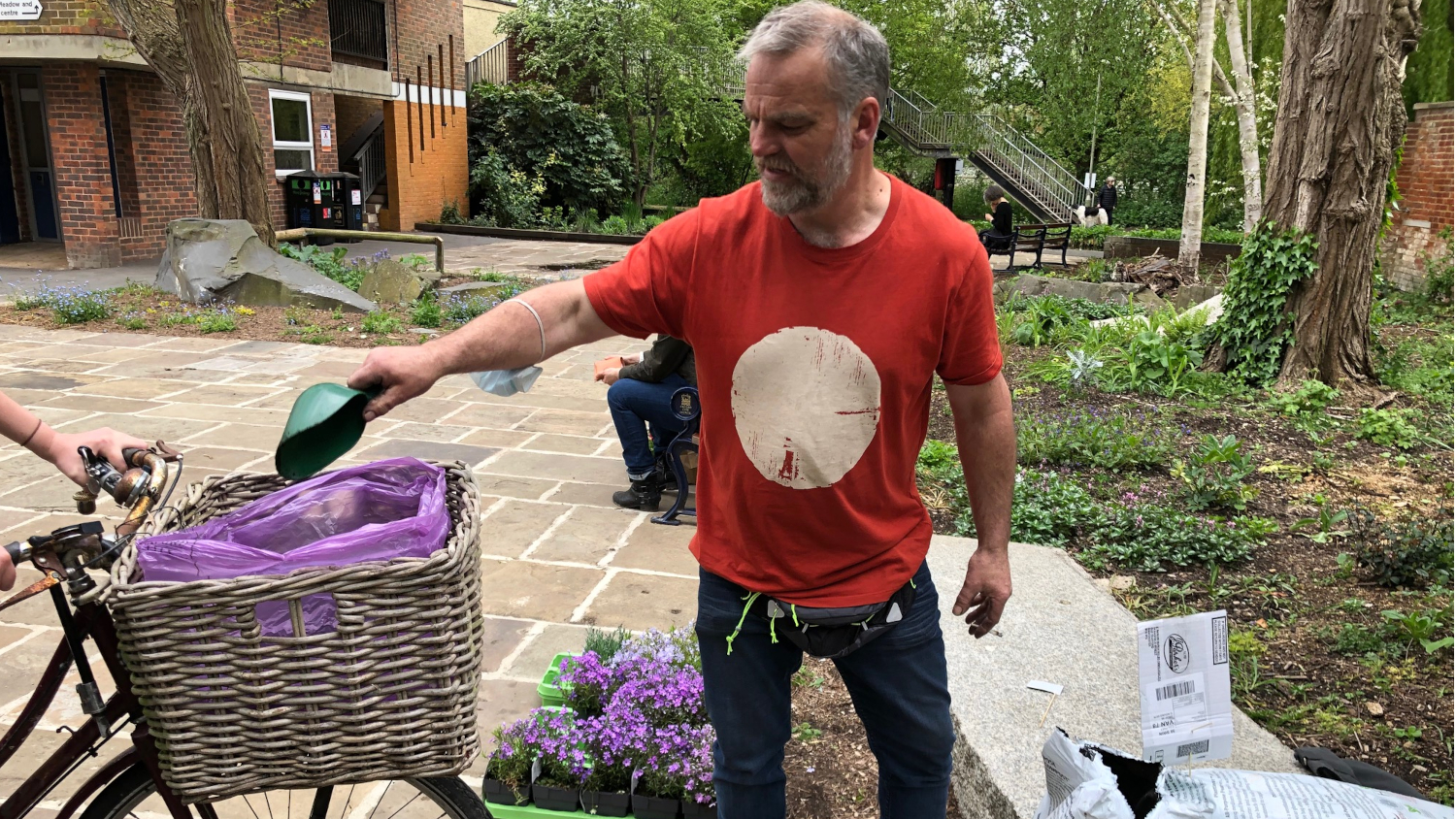 <p>Matt fills up the bicycle window box. Watch out for it in Canal street (below).</p>