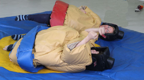 Let's stay where we are. A mutual knockout between sumo wrestlers