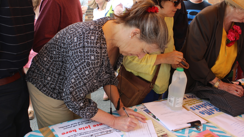 Susan Moser signs up to be a member of the Jericho Community Association