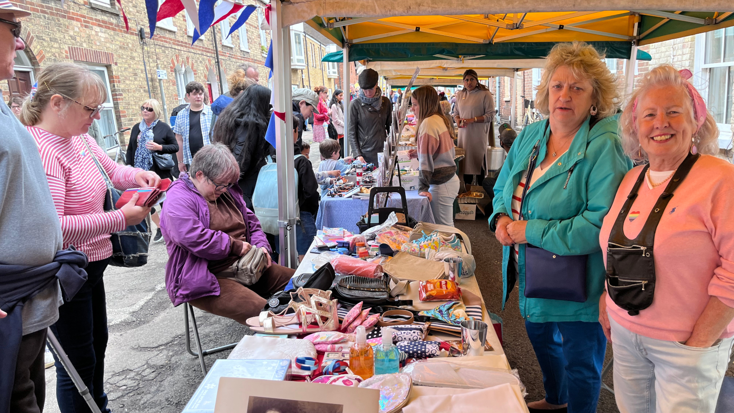<p>Barbara Wright, and&nbsp;&nbsp;Margaret Villamuera (right) selling bric-a-brac&nbsp;to support the Alive and Kicking group.</p>