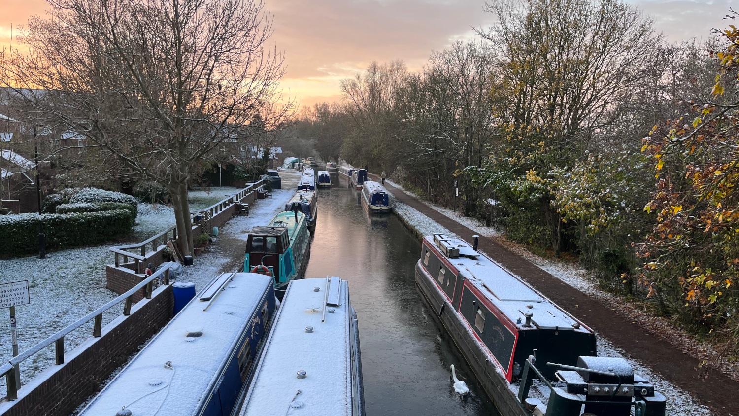 <p>Winter takes hold on the Oxford canal in Jericho</p>